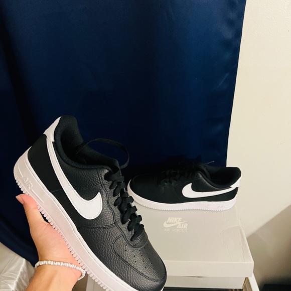 NIKE AIR FORCE 1 it’s a size 11.5 in men’s and a size 13 in women’s it’s new. - Picture 1 of 8